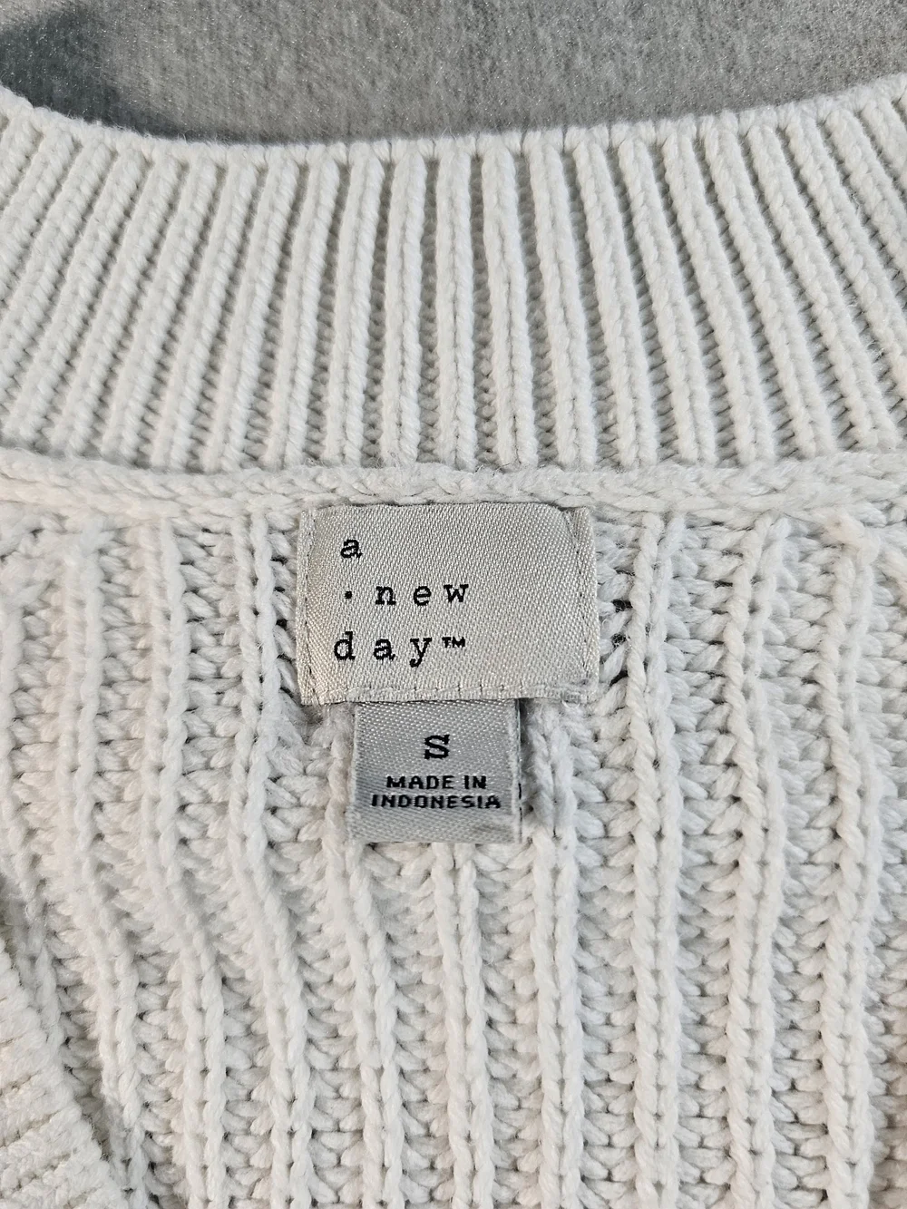 a new day White Ribbed Knit V Neck Sweater Size‎ S